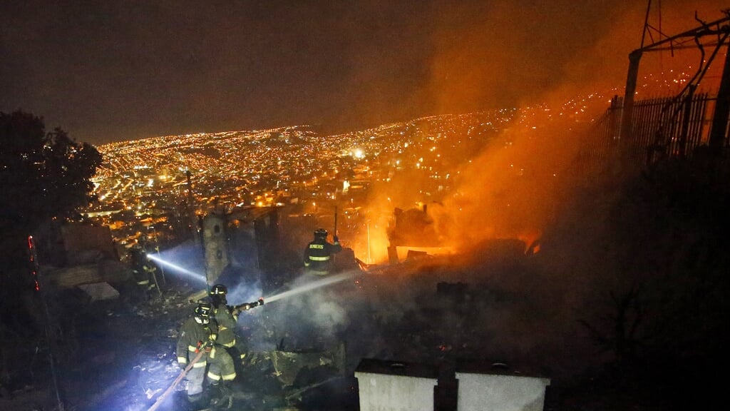 Brandende huizen in Valparaiso, Chili.