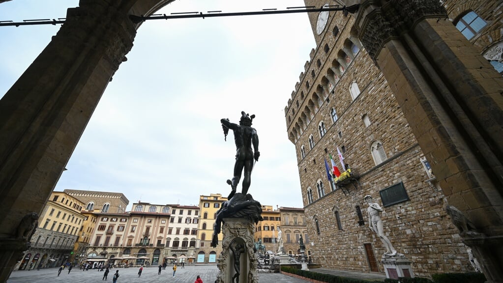 Perseus met het hoofd van Medusa, het beeld van Cellini, met rechts het Palazzo Vecchio, in het centrum van Florence.