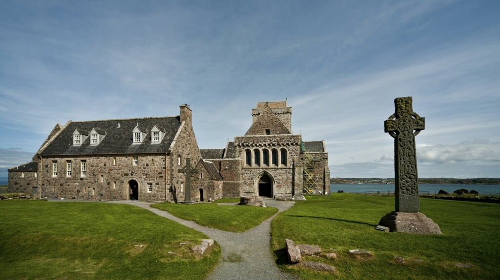 De Iona-gemeenschap werd oorspronkelijk gesticht om de middeleeuwse abdij op het eiland te resatureren.