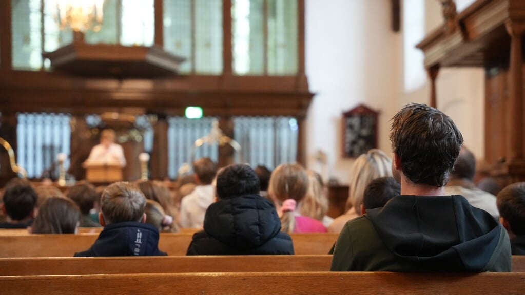 De Canon van het Nederlandse protestantisme belicht de achtergronden van gewoonten en gebruiken tijdens een protestantse eredienst. Hier een beeld van een kerkdienst in de Sint-Nicolaaskerk in Eemnes