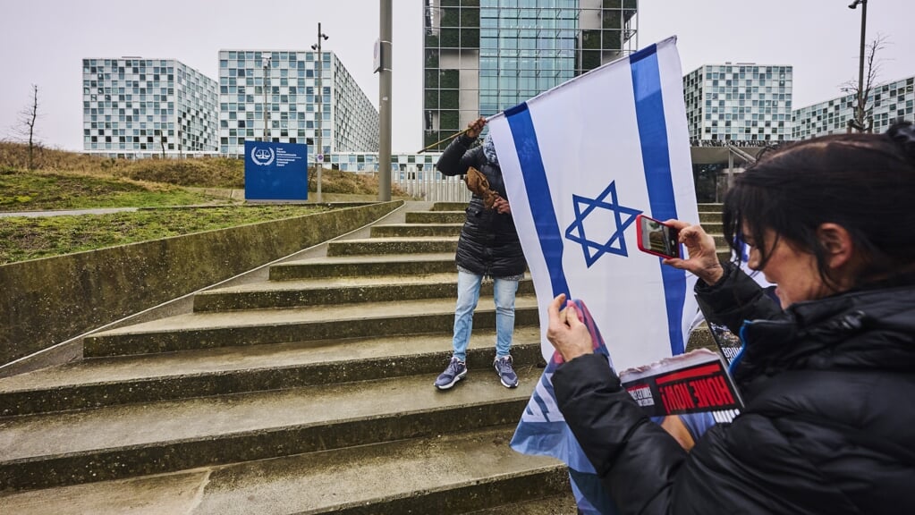 Een betoging in februari voor het Internationaal Strafhof in Den Haag. Bevrijde gijzelaars en familieleden van slachtoffers vroegen het hof een onderzoek in te stellen naar Hamas.