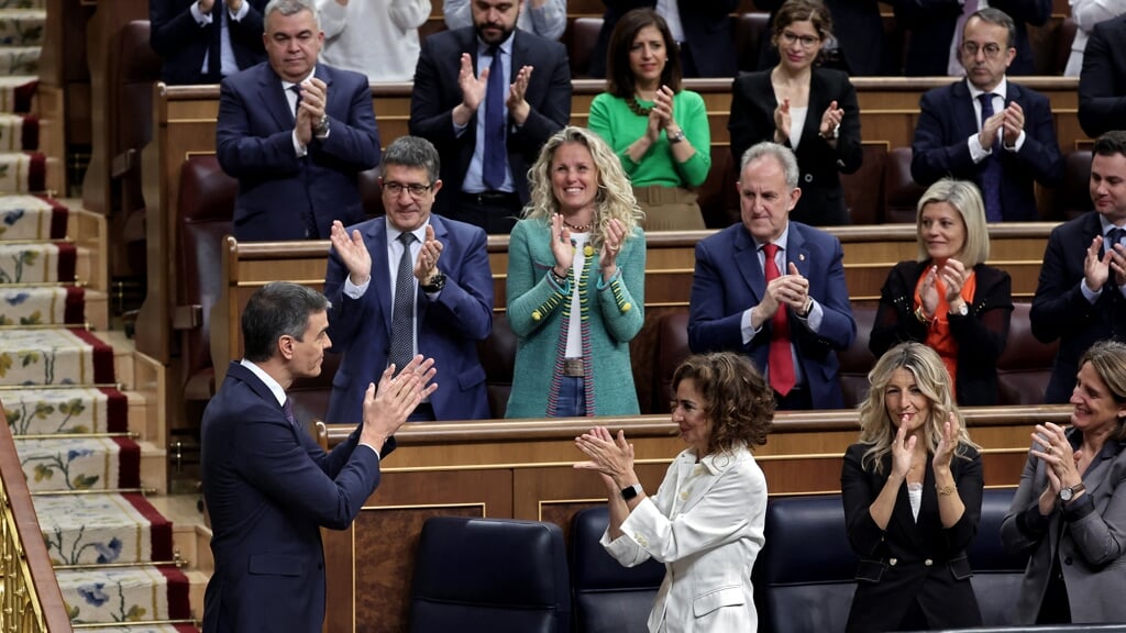 De Spaanse premier Pedro Sánchez (links) krijgt applaus nadat hij in het congres heeft aangekondigd dat Spanje op 28 mei de Palestijnse staat zal erkennen.