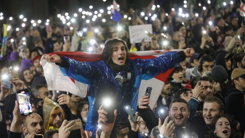 Georgiërs protesteren dinsdagavond in Tbilisi tegen de omstreden buitenlandse-agentwet.