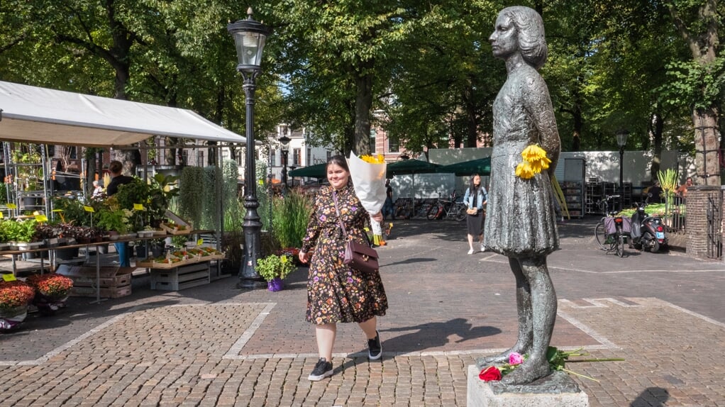 Zaterdagse bloemenmarkt op het Janskerkhof, met het standbeeld van Anne Frank. Aan het Utrechtse plein is straks de PThU gevestigd.