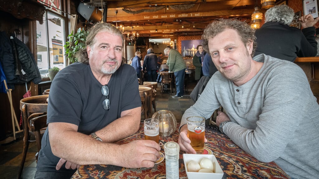Edwin Meerman (links) en eigenaar Herk van Hoof in het bruine café waar Pierre Kartner zijn bekende liedje over schreef. Nog steeds worden er in ’t Schippershuis hardgekookte eieren geserveerd.