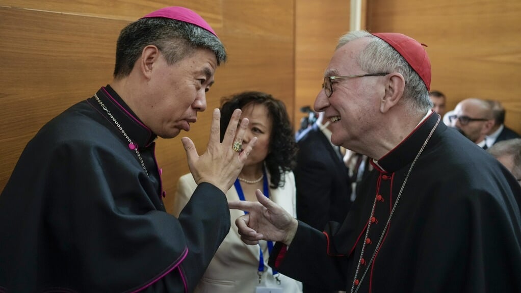 De bisschop van Shanghai, Jozef Shen Bin (links) ontmoette kardinaal Pietro Parolin (rechts) tijdens het symposium over het concilie van Shanghai. 'De kerk moet de weg van sinificatie gaan’. 