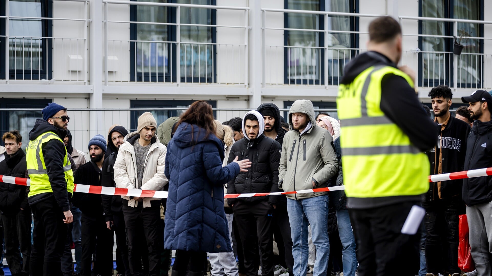 Bewoners keren terug naar het asielschip aan de Nieuwe Kade in Arnhem na een brand in februari dit jaar.