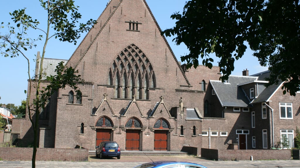 De kerk van Onze Lieve Vrouwe ten Hemelopneming in Voorburg, die momenteel in de verkoop staat. 