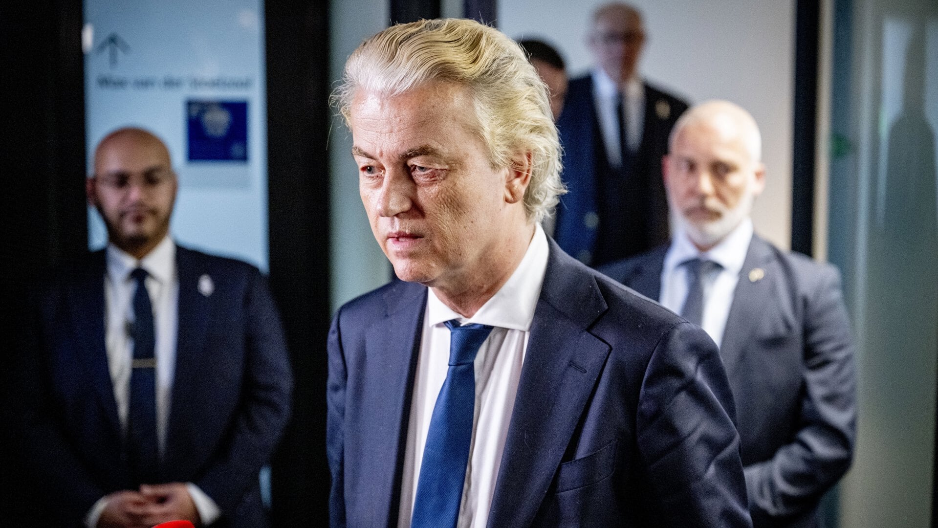 PVV-leider Geert Wilders maakt in Den Haag bekend dat er een 'onderhandelaarsresultaat' is bereikt. Nu moeten de fracties van de vier partijen zich daar nog achter scharen.