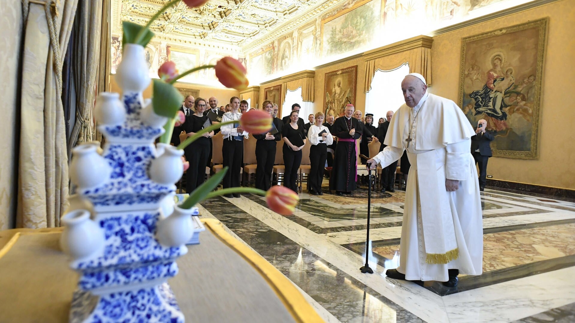 Paus Franciscus ontving zaterdagochtend een delegatie uit Amsterdam. Zij boden hem een speciale Fratelli Tutti-tulp aan. Op de foto staat de Paul Gallagher-tulp, genoemd naar de Vaticaanse 'minister van Buitenlandse Zaken'.