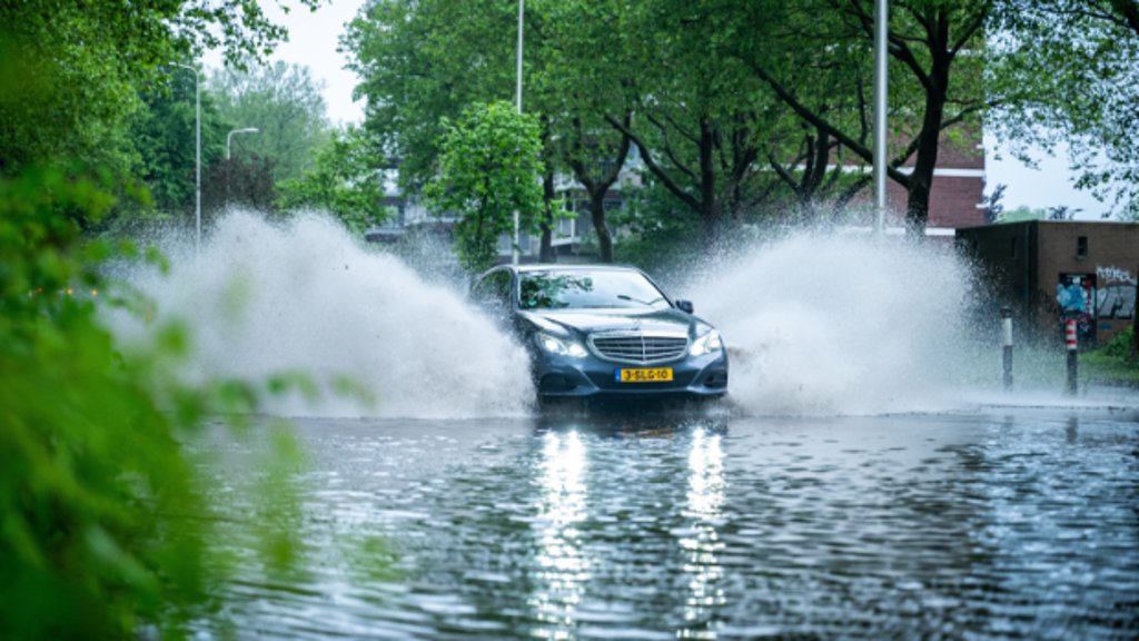 Hevige regenval zorgt voor wateroverlast in Alphen aan den Rijn.