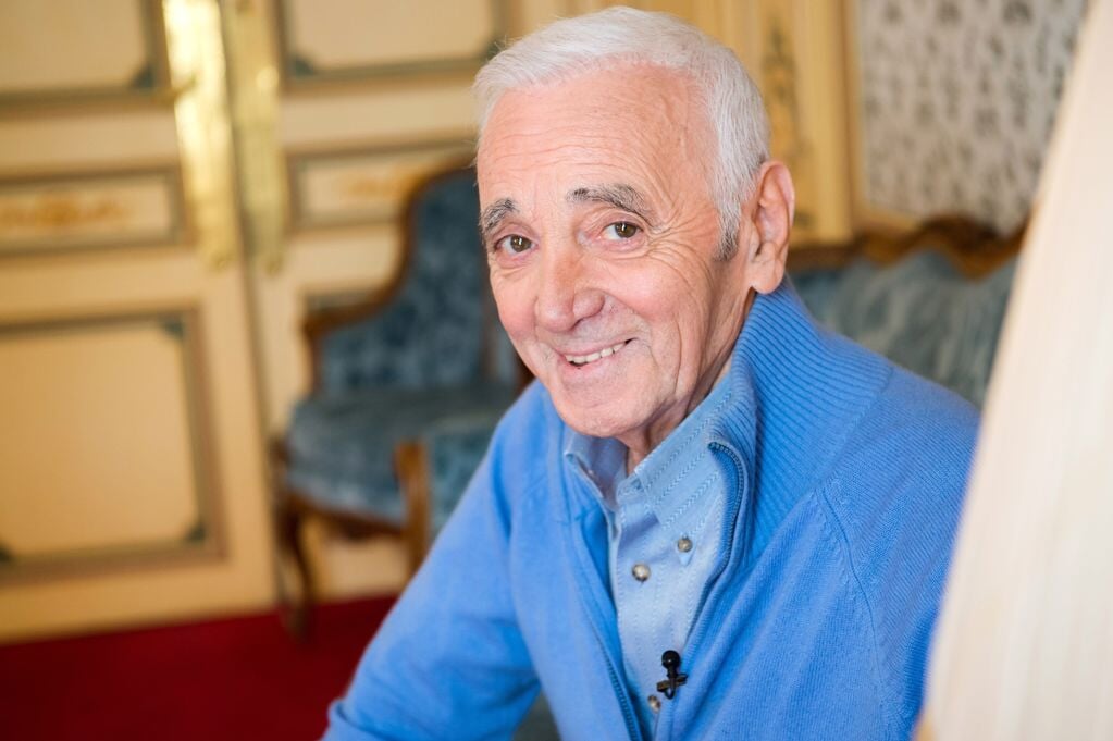Charles Aznavour in 2016 tijdens het schilderen van zijn portret.