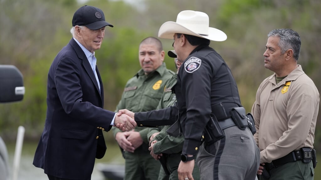 De Amerikaanse president Joe Biden eerder dit jaar met de grenspolitie en lokale functionarissen in Brownsville, Texas.