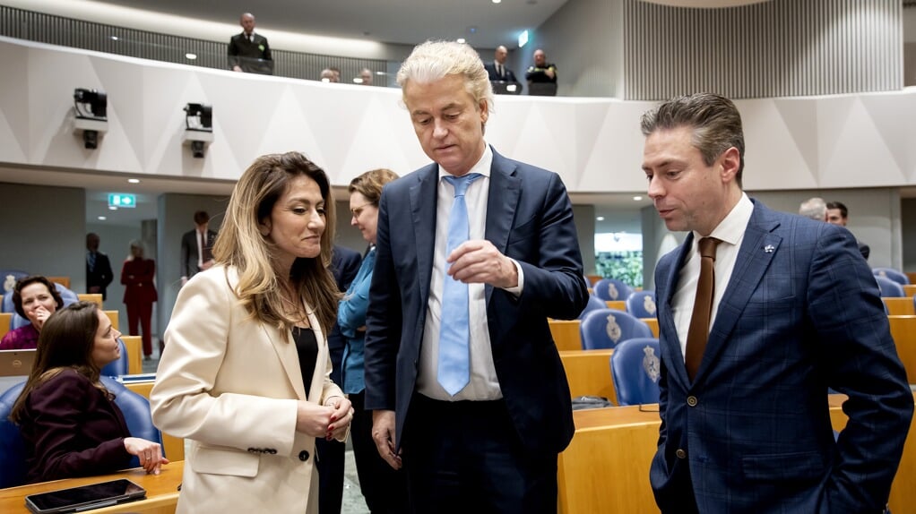 Meer dan in de afgelopen tijd drukt ook de verantwoordelijkheid op de schouders van de SGP, omdat er vanuit de nieuwe coalitie vaker naar hun zal worden gekeken. Van links naar rechts: Dilan Yesilgoz (VVD), Geert Wilders (PVV) en Chris Stoffer (SGP).
