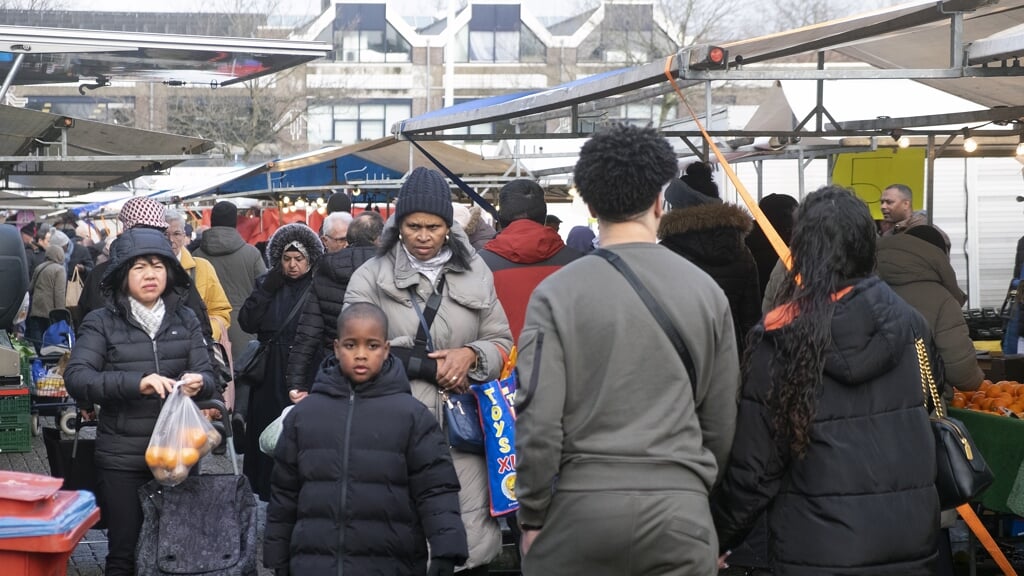 Marktdag op het grote Visserijplein in Rotterdam West Delfshaven.