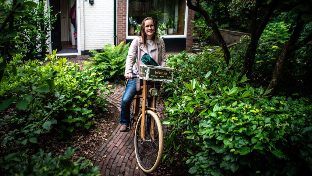 Pauline Scherpenhuyzen gebruikt een houten fiets als bedrijfswagen.