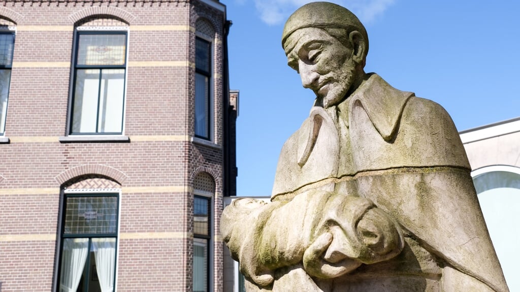 Beeld van Sint Vincentius a Paulo, de beschermheilige van armen en zieken, bij de Sint-Vincentiuskerk in Volendam. De heilige Vincentius is sinds 1860 beschermheilige van Volendam.