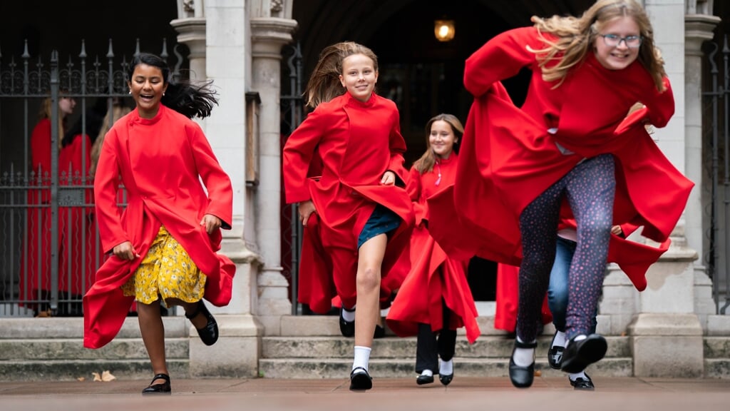 Leden van een net opgericht meisjeskoor voor 11- tot 17-jarigen van de St Margaret's Church in Londen, september 2023.