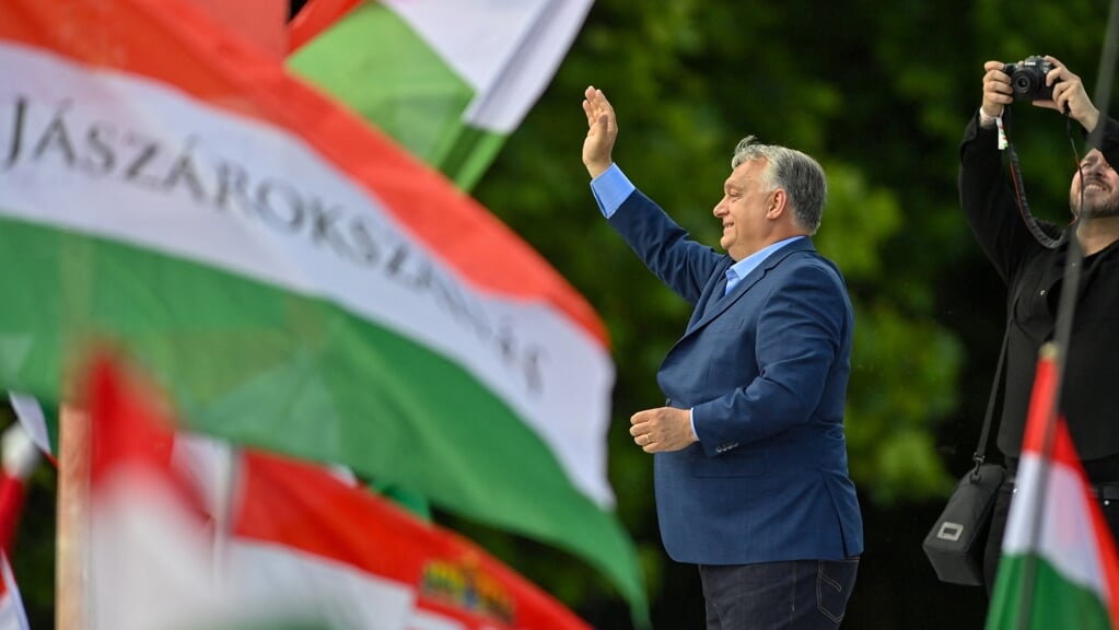 De Hongaarse premier Viktor Orbán wil de Hongaarse kiezer angst inboezemen en zegt dat de NAVO en de EU op een grootschalig open conflict met Rusland afkoersen.