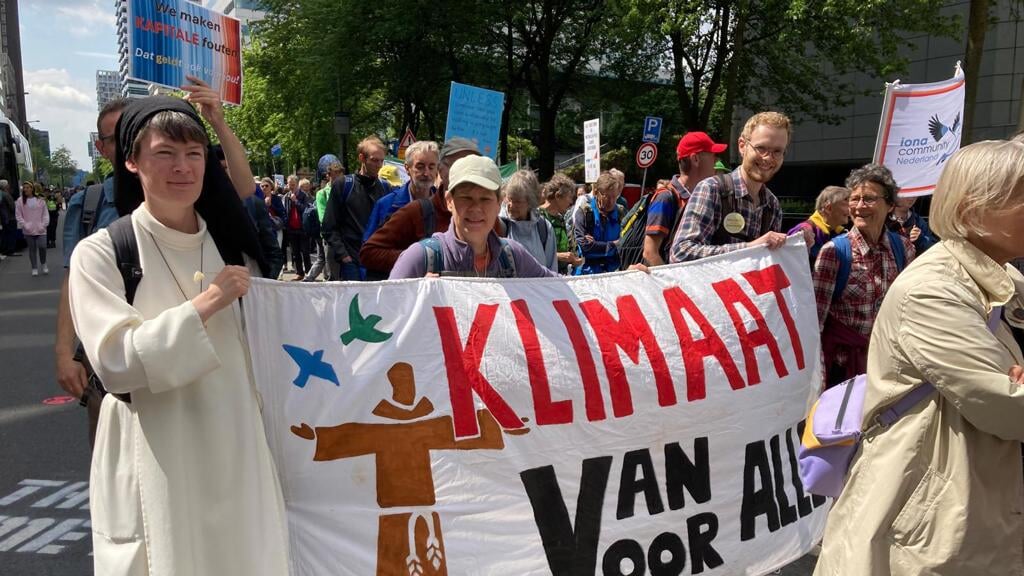 Dominicanes Nadia Kroon (34) bij de Klimaatmars in Amsterdam: 'Als de mensheid zichzelf dreigt uit te roeien, dan laten wij ons zien.’