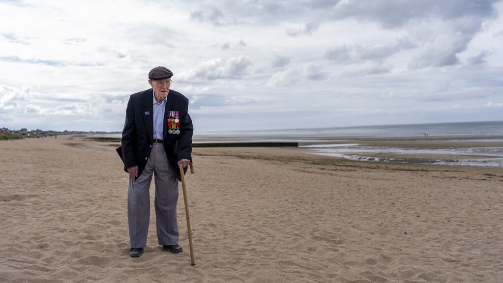 De Britse veteraan Jack Mortimer op het strand in Normandië, waar hij op D-day landde.