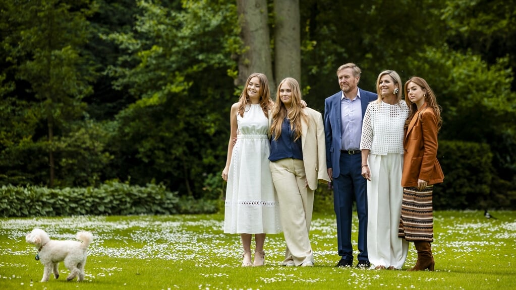 Koning Willem-Alexander en koningin Maxima samen met prinsessen Amalia, Alexia (rechts) en Ariane (links) en hond Mambo tijdens de traditionele fotosessie van de koninklijke familie op Paleis Huis ten Bosch.