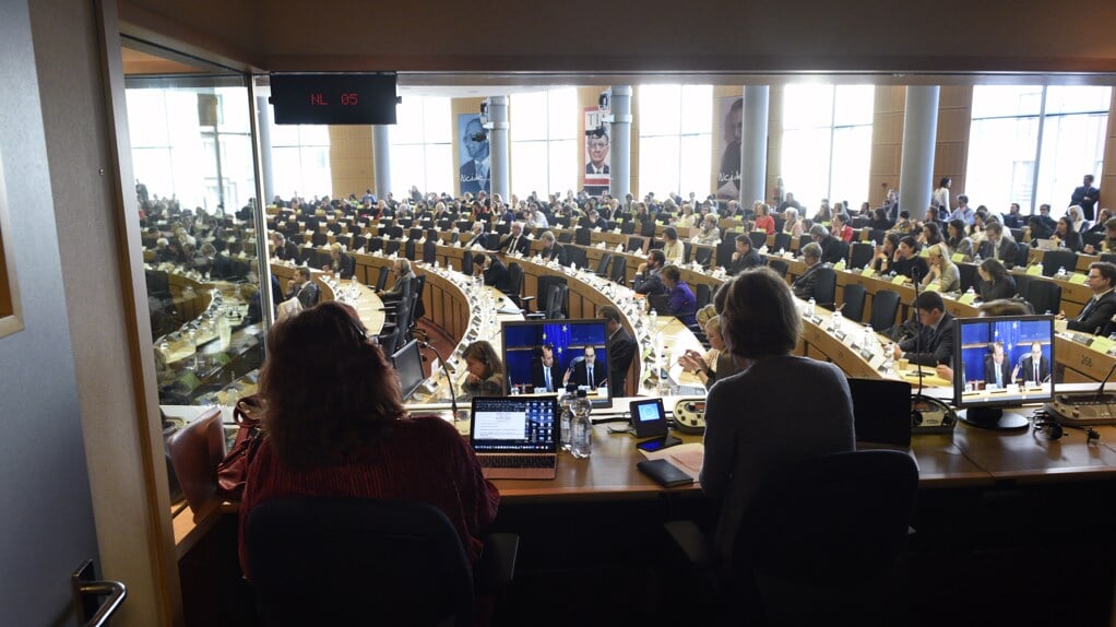 Vergaderzaal Europees Parlement in Brussel. Op de voorgrond zitten de tolken.