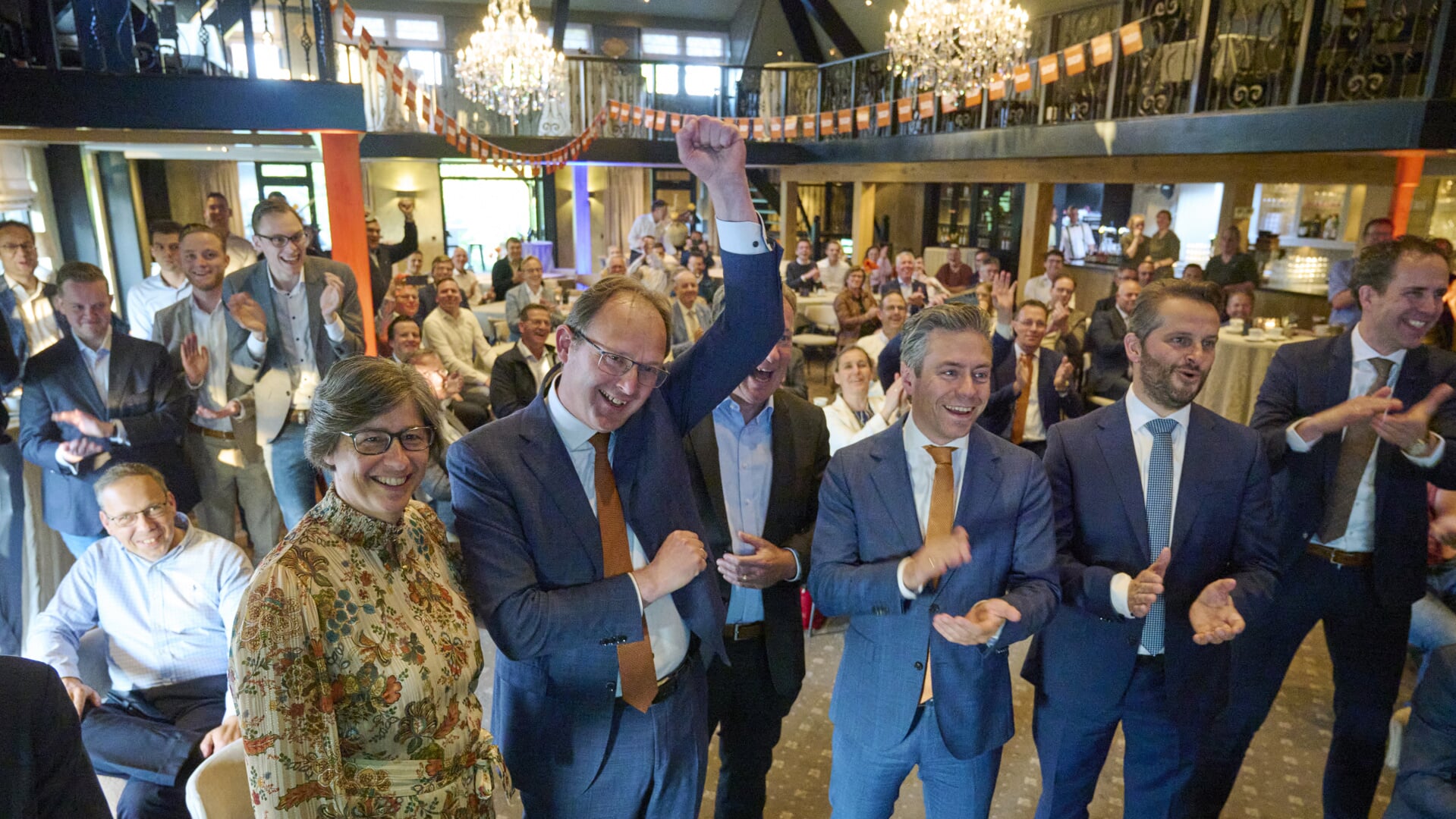 Lijsttrekker Bert-Jan Ruissen gooit zijn armen in de lucht als blijkt dat de SGP een zetel heeft behaald.