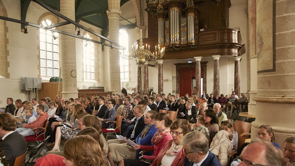 In veel gereformeerde kerken wordt gezongen onder orgelbegeleiding.