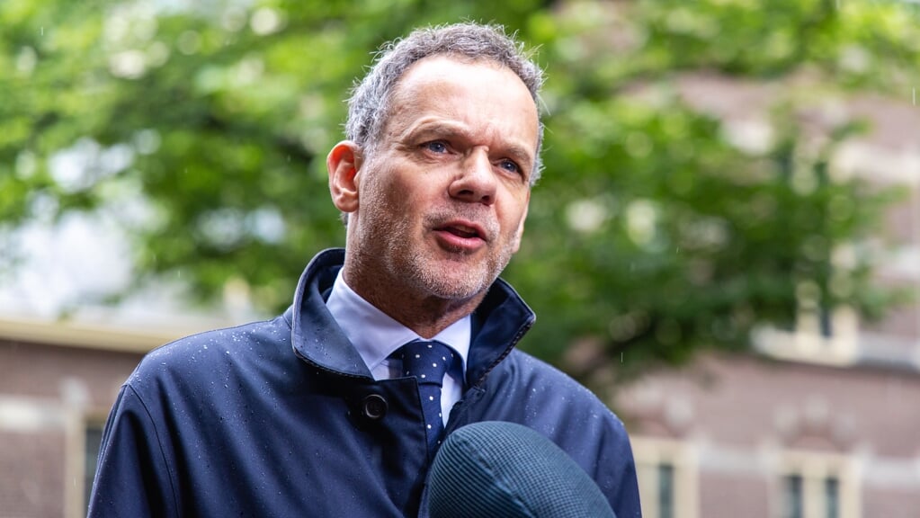 Dat Christenen voor Israël in Nederland ook ‘producten uit nederzettingen’ zou verkopen, vindt het kabinet ‘onwenselijk’, schrijft minister van Buitenlandse Zaken Caspar Veldkamp.