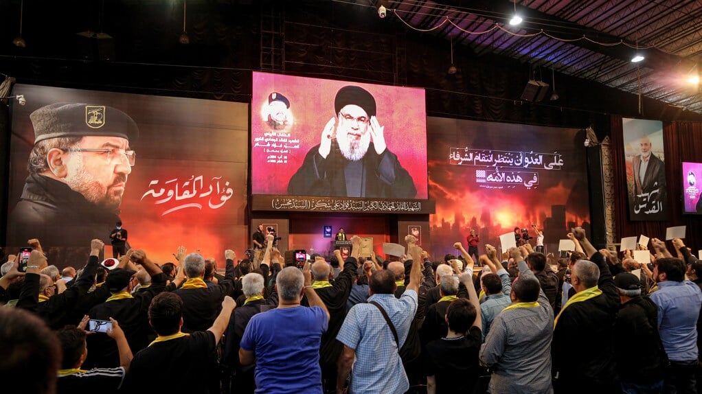 Aanhangers van Hezbollah juichen als leider Nasrallah spreekt over een harde actie tegen Israël, als vergelding voor de liquidatie van Hezbollahkopstuk Fuad Shukr.