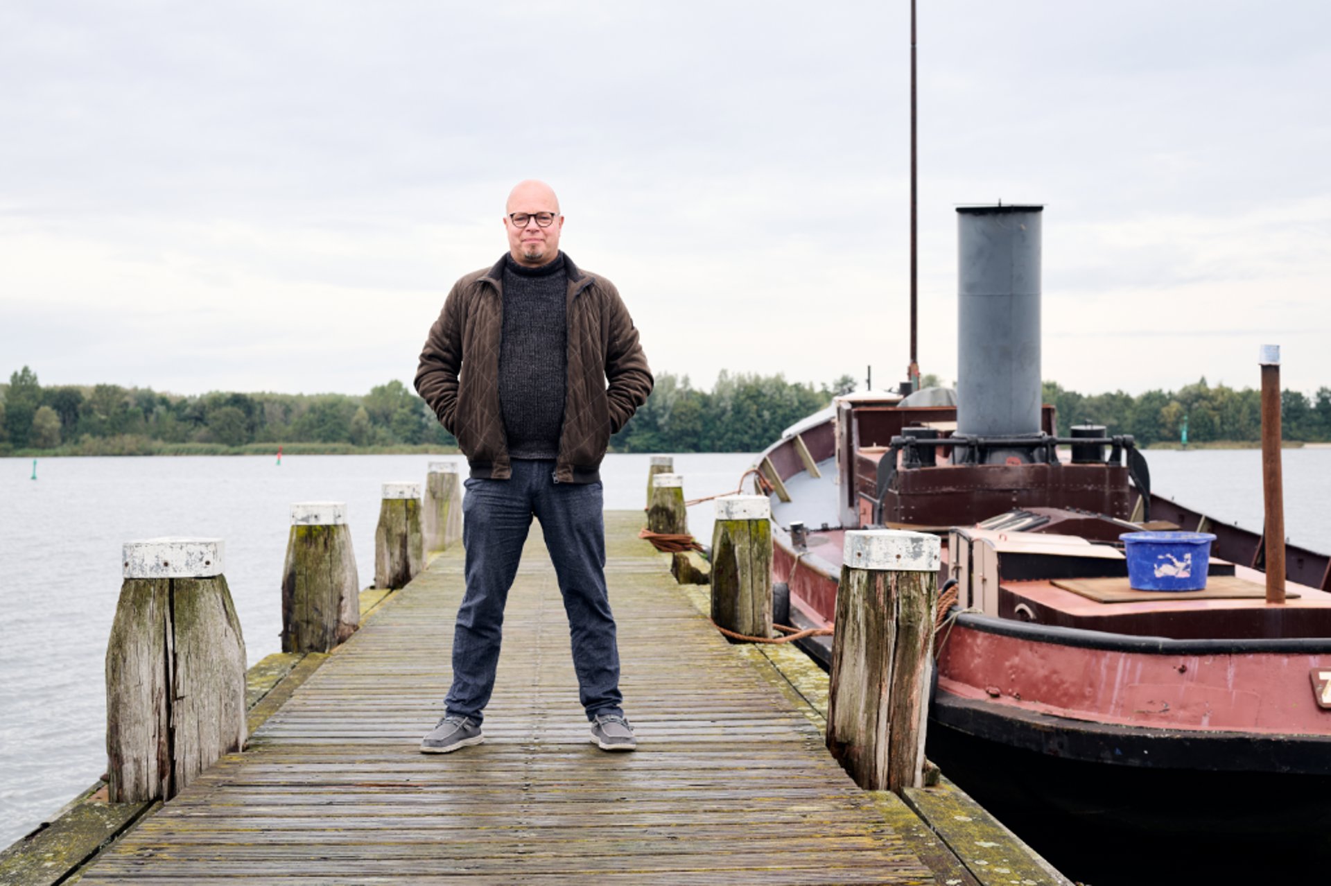 Dat Henk Blom nog eens een devote bijbellezer zou worden, zou bij vrienden uit zijn jeugd op ongeloof hebben gestuit. Voor zijn bekering vergooide hij zijn leven aan drugs, drank en vrouwen.