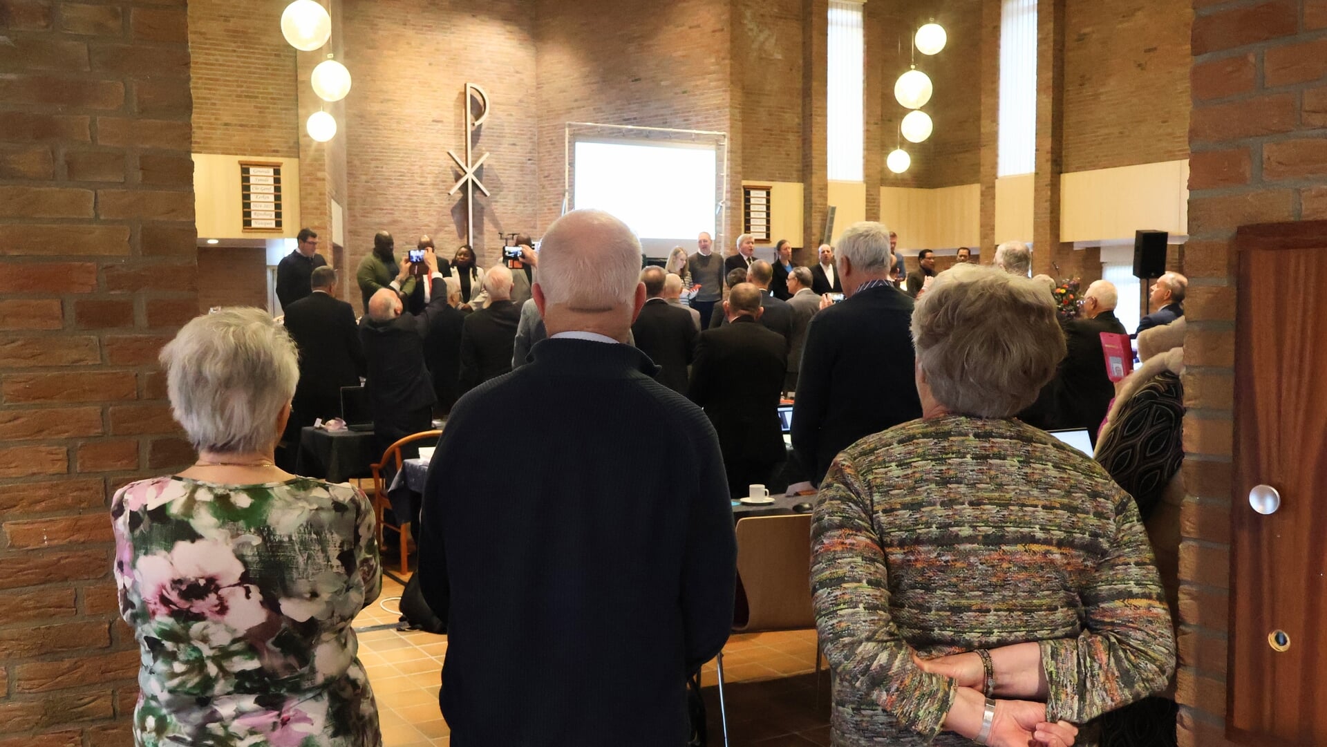 Belangstellenden kijken toe tijdens de synode van de Christelijke Gereformeerde Kerken, begin 2025 in Nunspeet.
