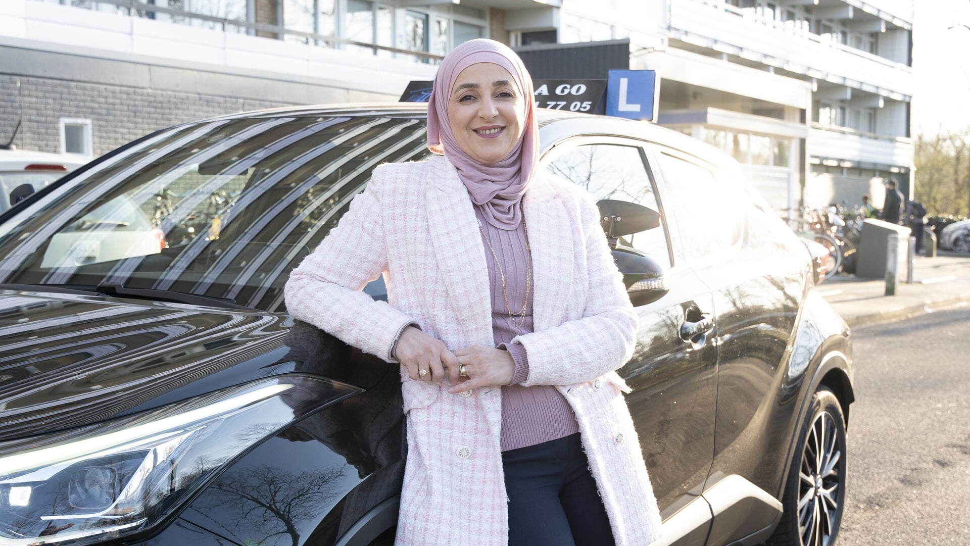 Waed al Kuteifan heeft een druk leven als rijschoolhouder en docent Engels. 'Thuis loop ik in een joggingbroek en zonder hijab.' 
