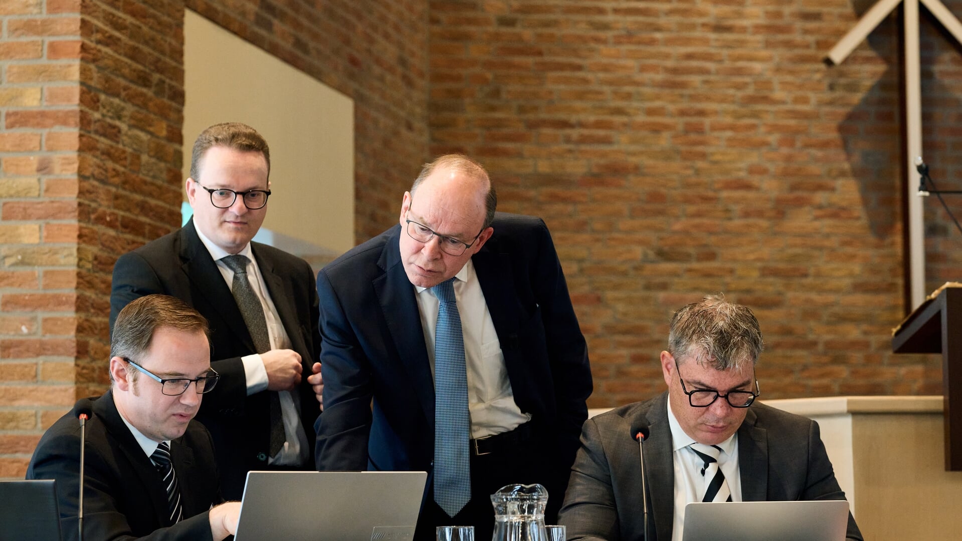 Vier van de vijf leden van het synodebestuur in maart dit jaar. Van links naar rechts de dominees Arjan Fokkema, Willem Jan van Gent, synodevoorzitter Peter Buijs en Jurrian Oosterbroek. Dominee Arie van der Zwan ontbreekt op deze foto.