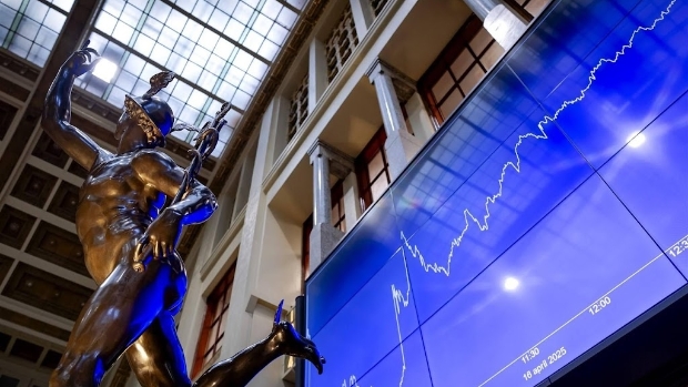AEX-index zakt voor het eerst sinds mei onder 900 punten
