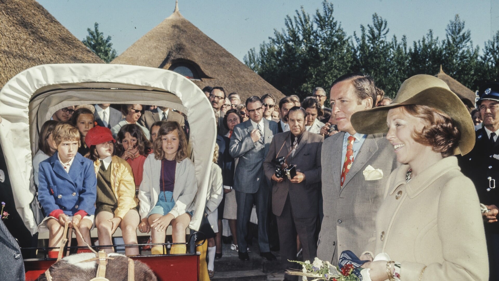 21 mei 1971. Prinses Beatrix en prins Claus zijn heel vroeg In Elburg present om de opening van de Flevohof, met het laten afgaan van een enorme wekker een feit te laten worden. Voor de kinderen was een ritje met de huifkar een leuke attractie.