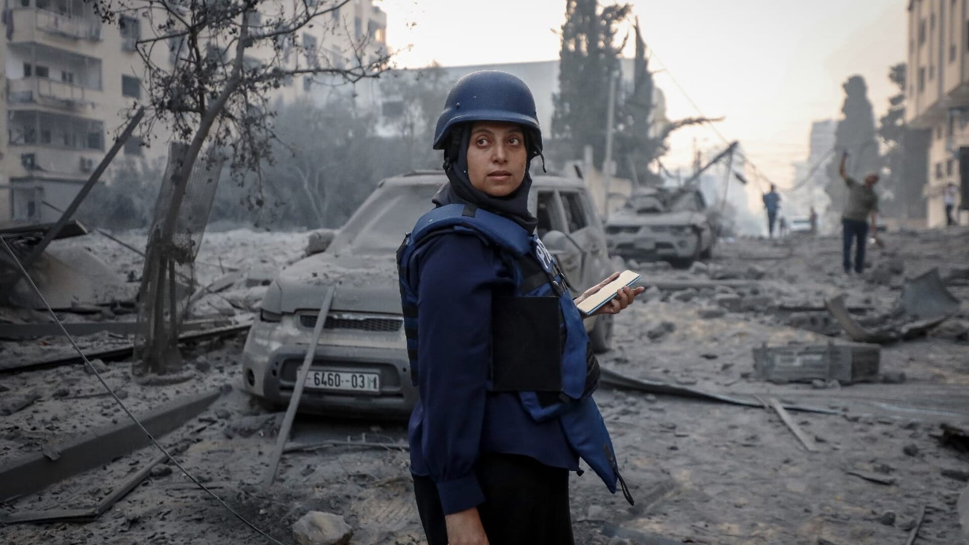 De Palestijnse Samar Abu Elouf fotografeerde de verwoestingen in Gaza voor The New York Times, tot zij in december 2023 vluchtte.