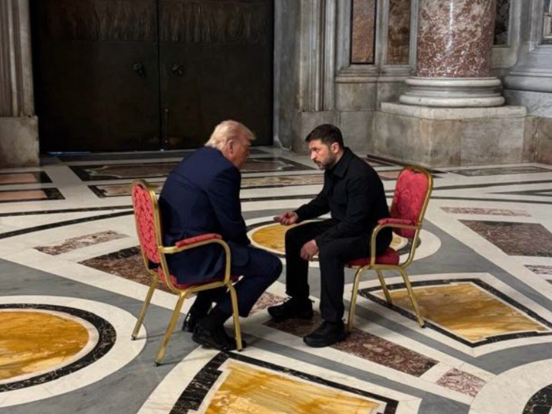 De Amerikaanse president Trump en de Oekraïense president Zelensky voorafgaand aan de begrafenis van paus Franciscus.