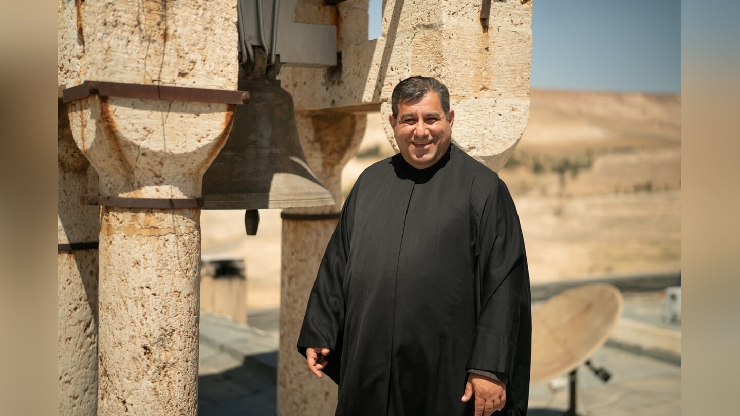 Fadi Barki bij de klokkentoren.