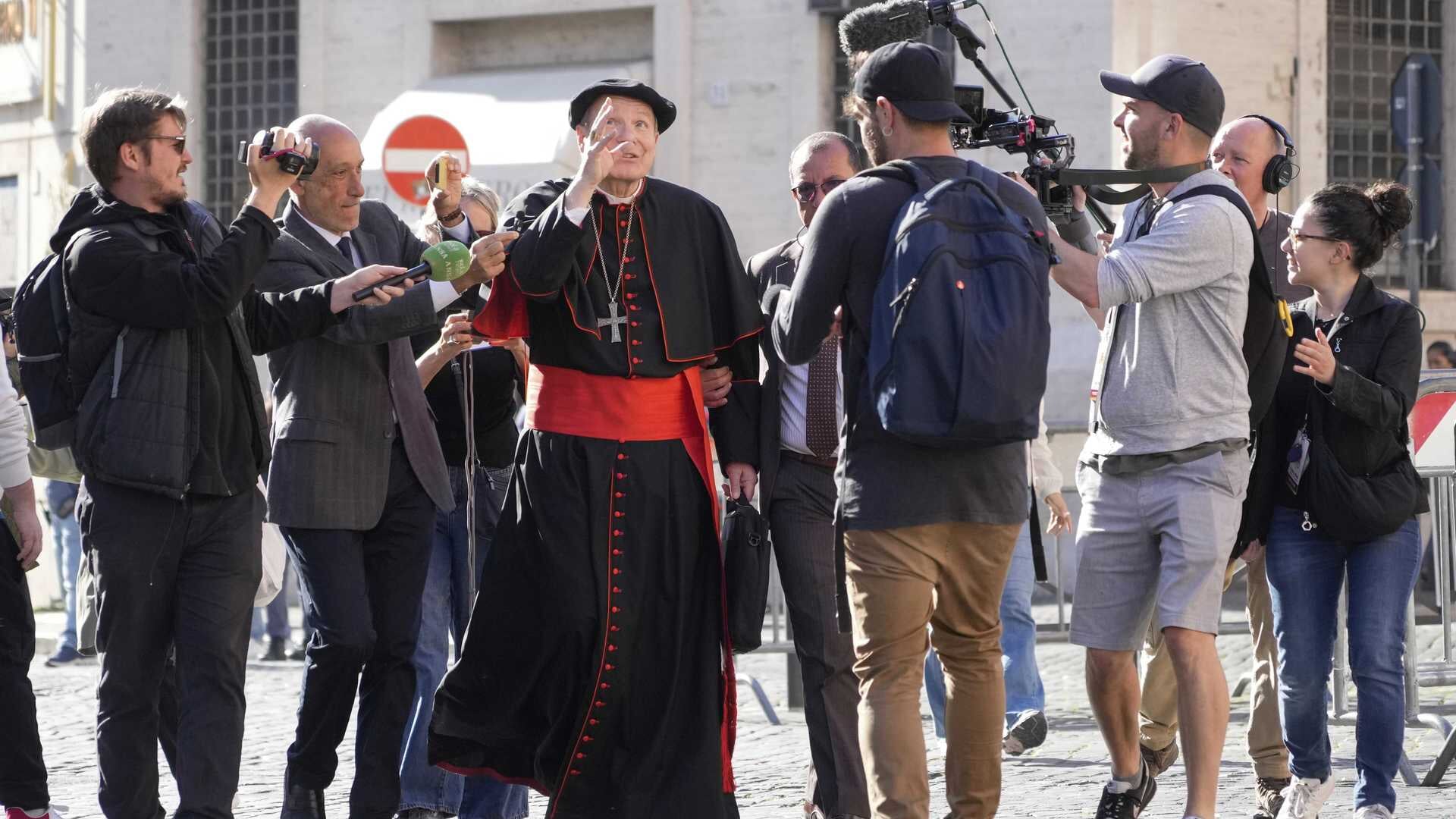 De Oostenrijkse kardinaal Christophe Schönborn staat journalisten te woord bij aankomst bij het Vaticaan.
