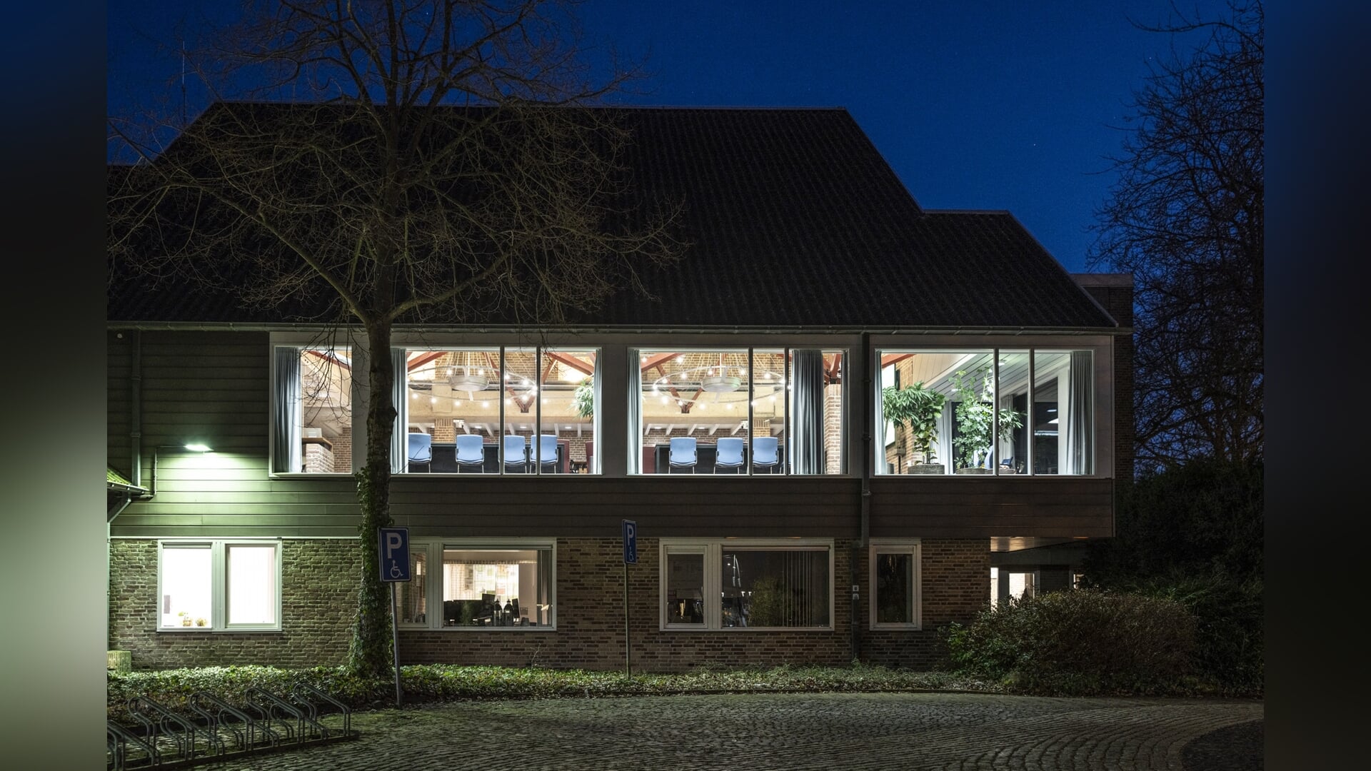 In de raadszaal van de gemeente Noordenveld in het Drentse dorp Roden wordt cursus Politiek Actief gegeven.