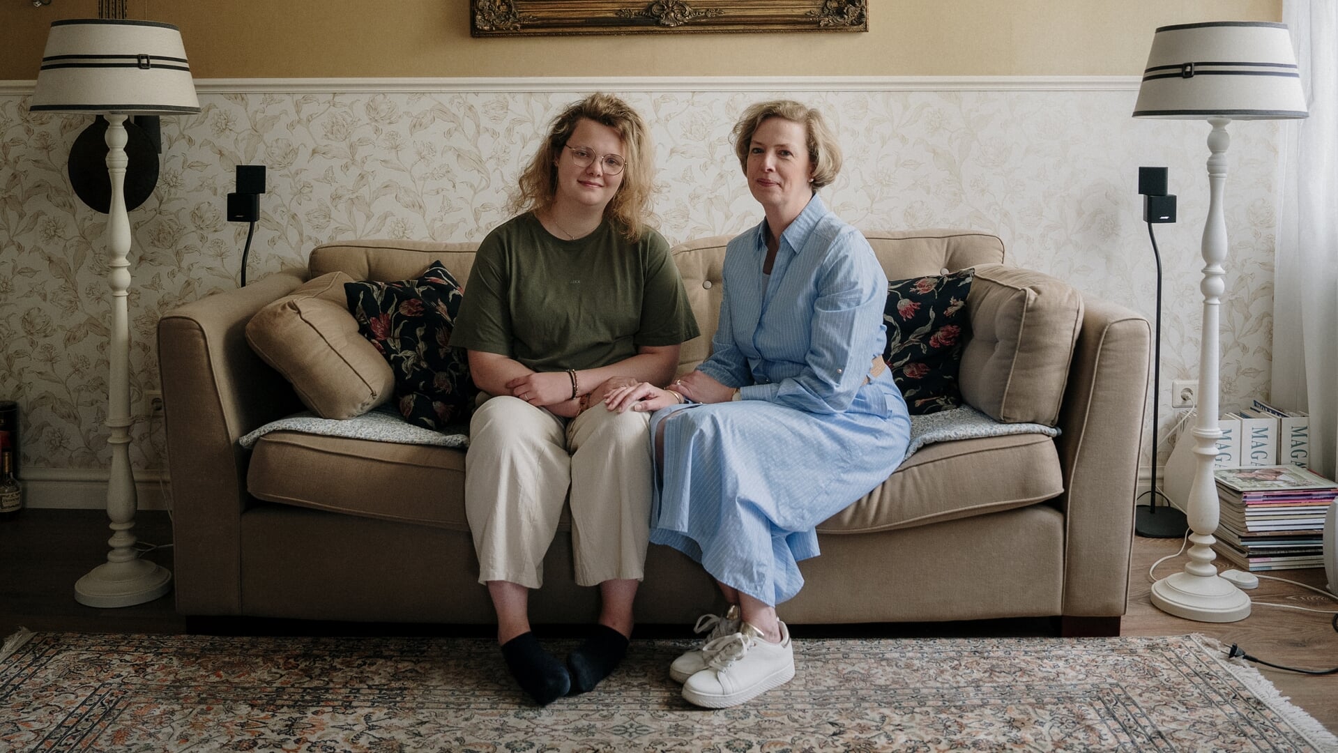 Pauline Middag met haar moeder Laura. 'Mensen die om je geven, boeit het niet hoe je eruitziet. Dat blijkt geen cliché dat iedereen me wijsmaakte zodat ik zou herstellen – het klopt echt.'