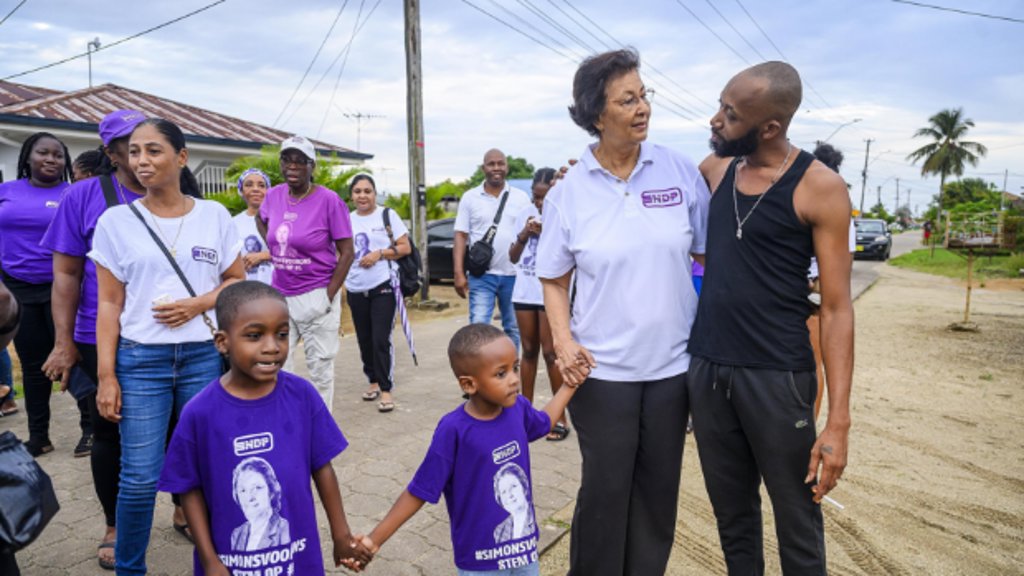 Jenny Simons, opvolger van Desi Bouterse en NDP-lijsttrekker, voert campagne in Paramaribo. 