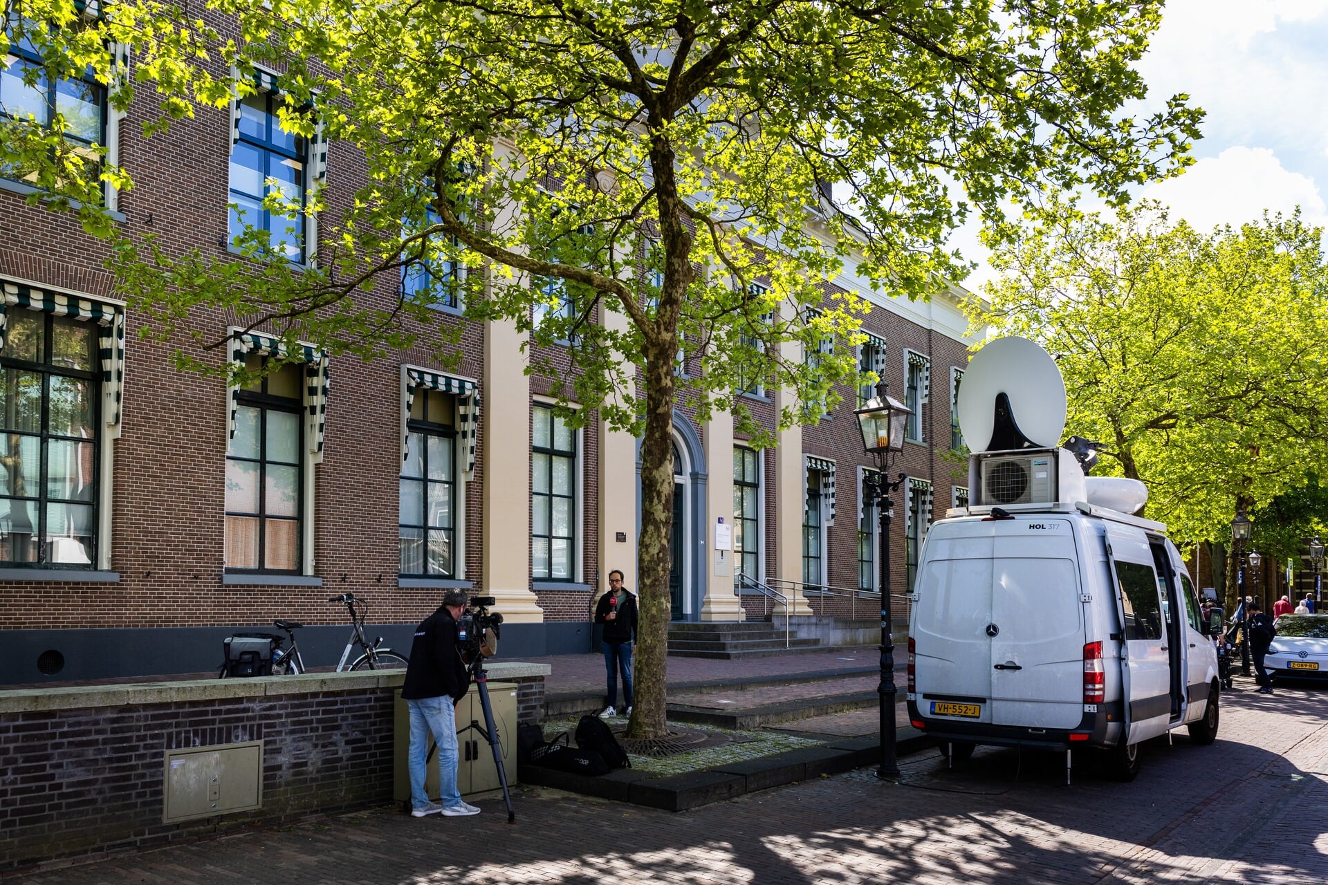 Media voor de rechtbank na de eerste pro-formazitting rond de kunstroof in het Drents Museum. Bij de roof werden uit het museum in Assen een historische gouden helm en drie gouden armbanden uit Roemenië gestolen.