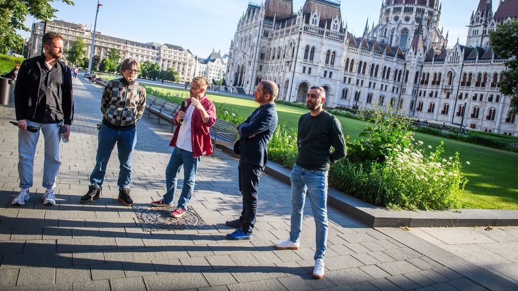 Hoofdredacteuren van Hongaarse media demonstreren bij het parlement in Boedapest.