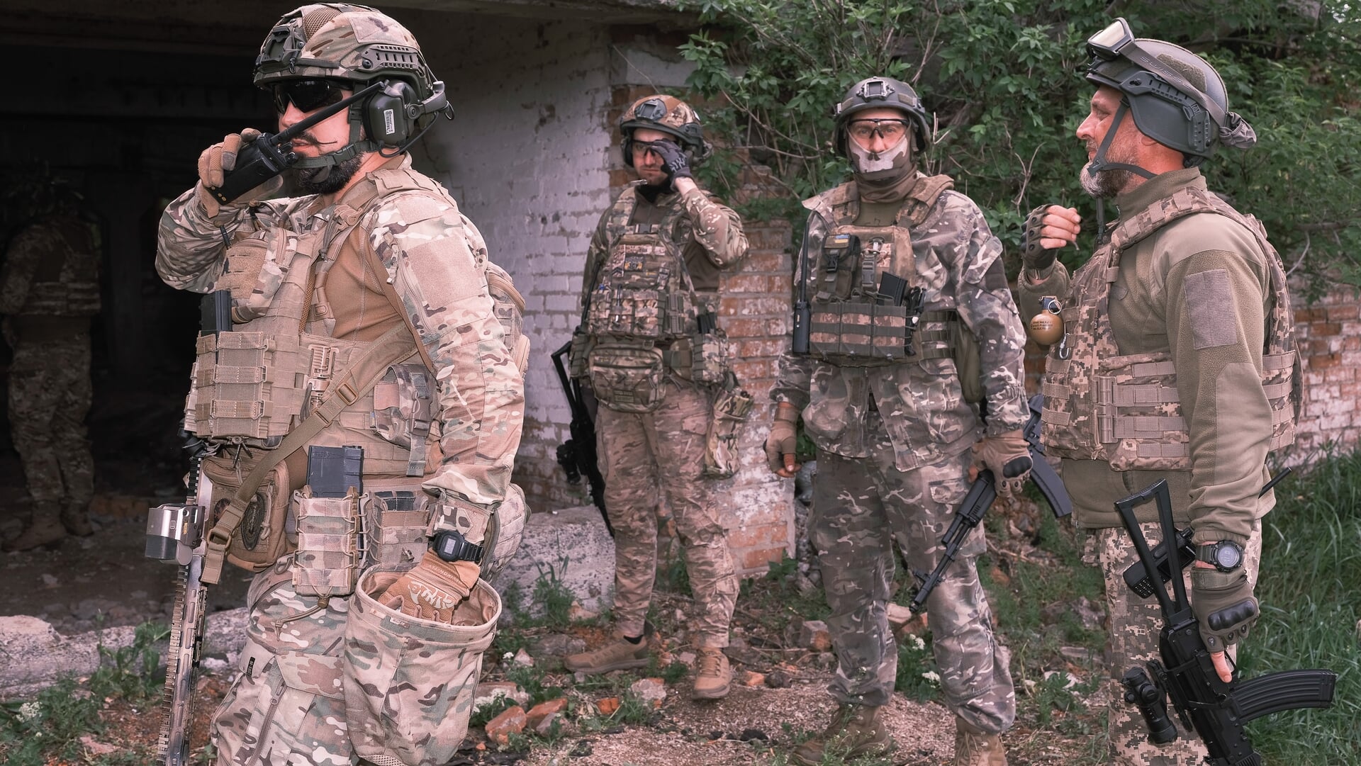 Soldaten wachten op bevel tijdens een oefening.