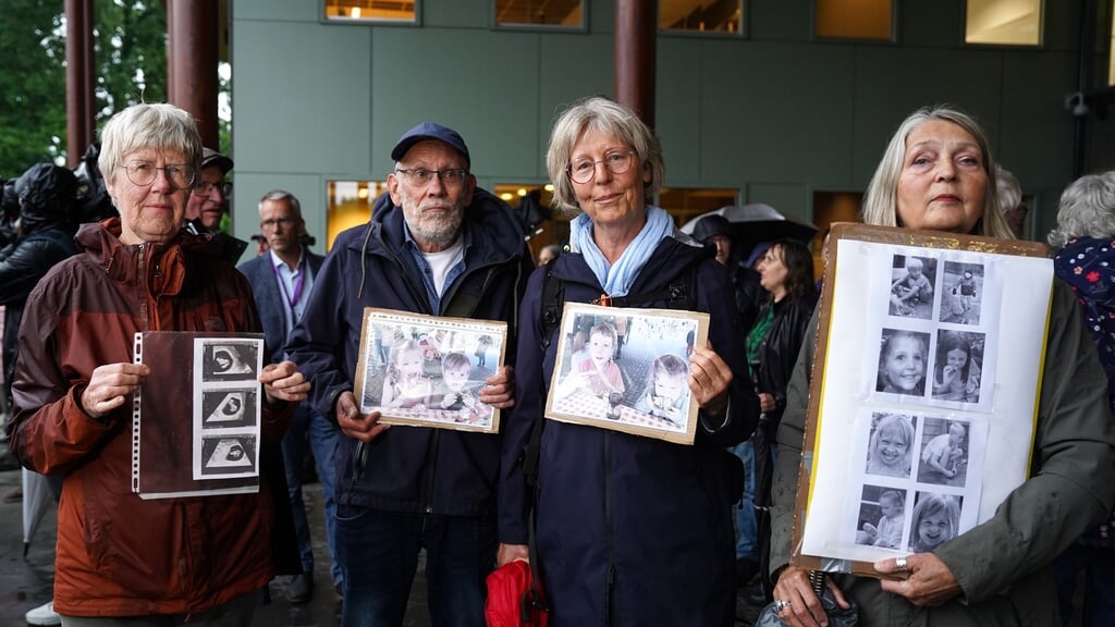 Bewoners van de gemeente Westerveld protesteren tegen de vele bestrijdingsmiddelen die worden gespoten op de lelievelden in hun leefomgeving. In plaats van spandoeken en protestborden, houden ze foto’s omhoog van hun kinderen of kleinkinderen, over wie ze zich ernstig zorgen maken.