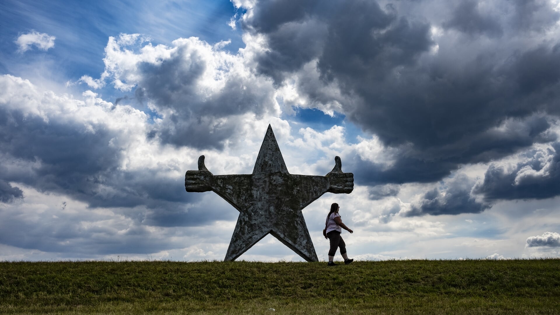 Kunstwerk 'Monument voor Prima Mensen' op de Bremerbergdijk, langs het Veluwemeer bij Biddinghuizen.