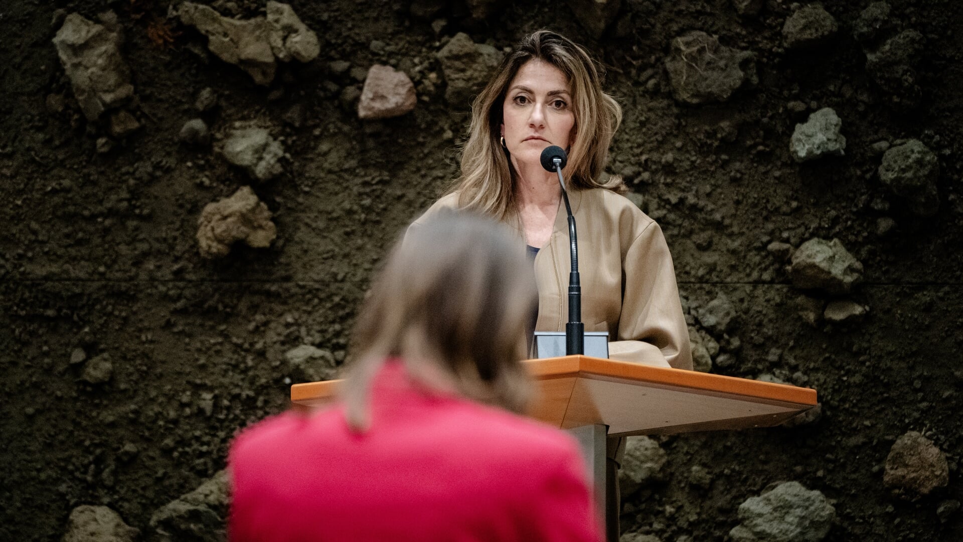 VVD-leider Yesilgöz en haar ChristenUnie-collega Bikker (op de rug gezien) trokken samen op rond het ontbieden van de Israëlische ambassadeur.